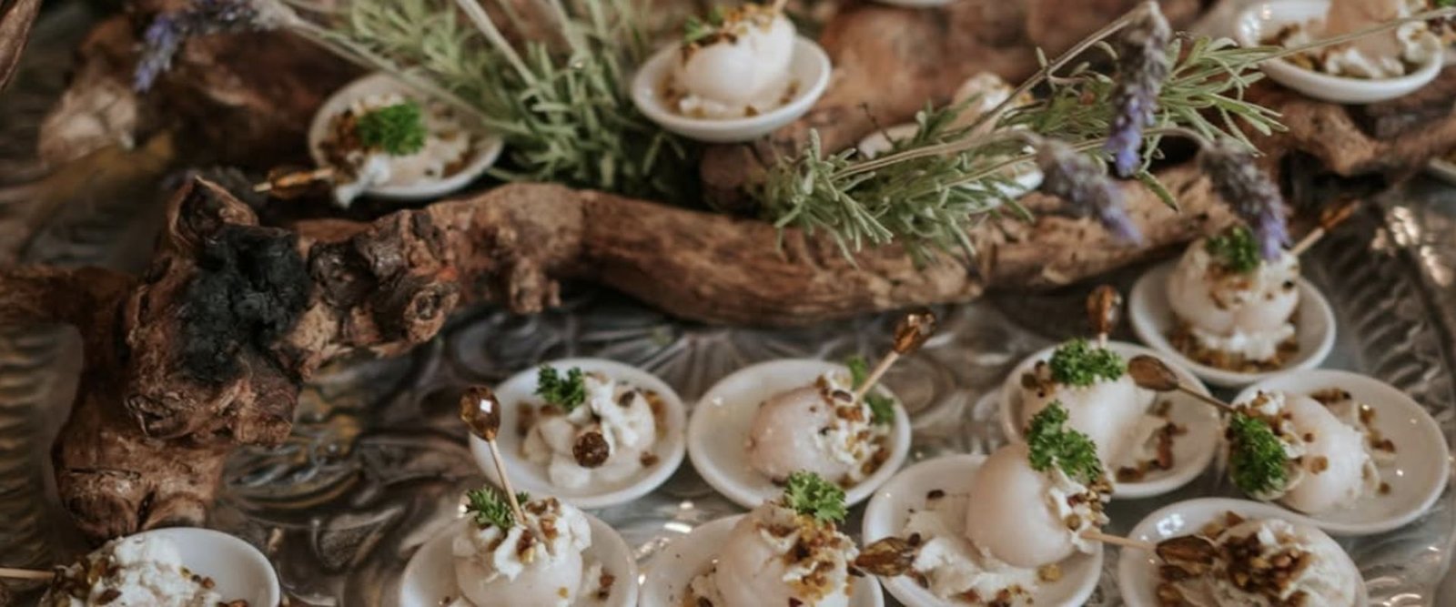 Finger food com flores e ervas