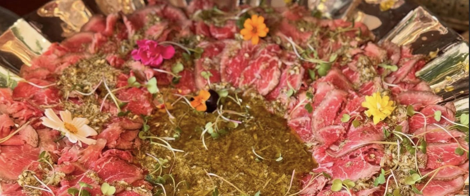 Carpaccio com flores comestíveis
