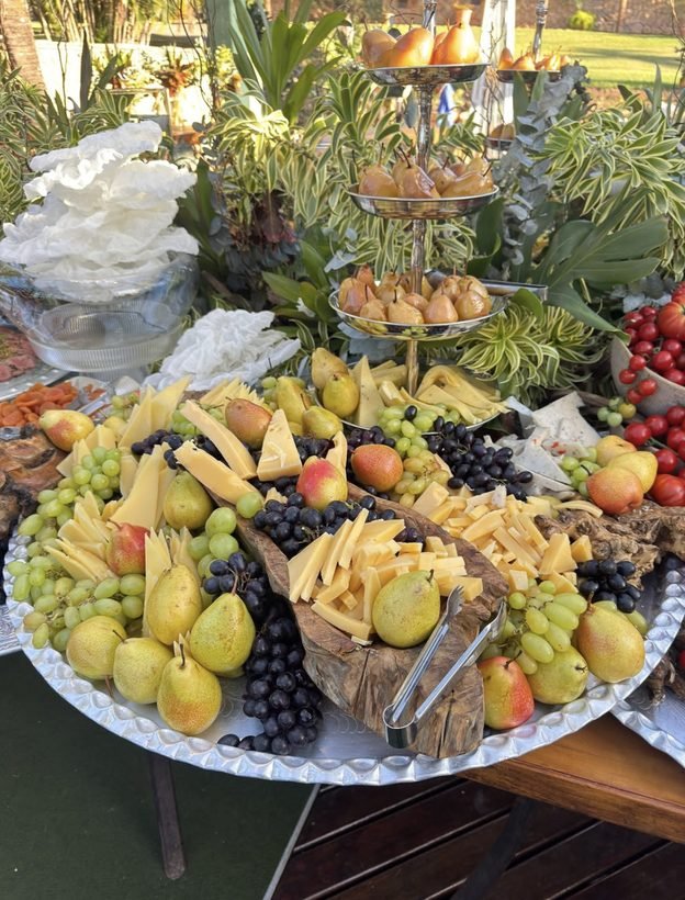 Queijos, uvas e peras ao ar livre